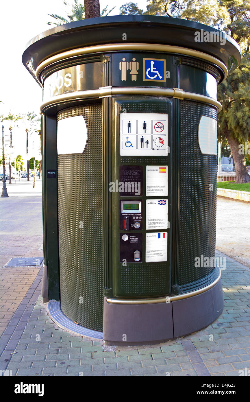 Wc publics payants dans la rue à Cordoue, Andalousie, Espagne Banque D'Images