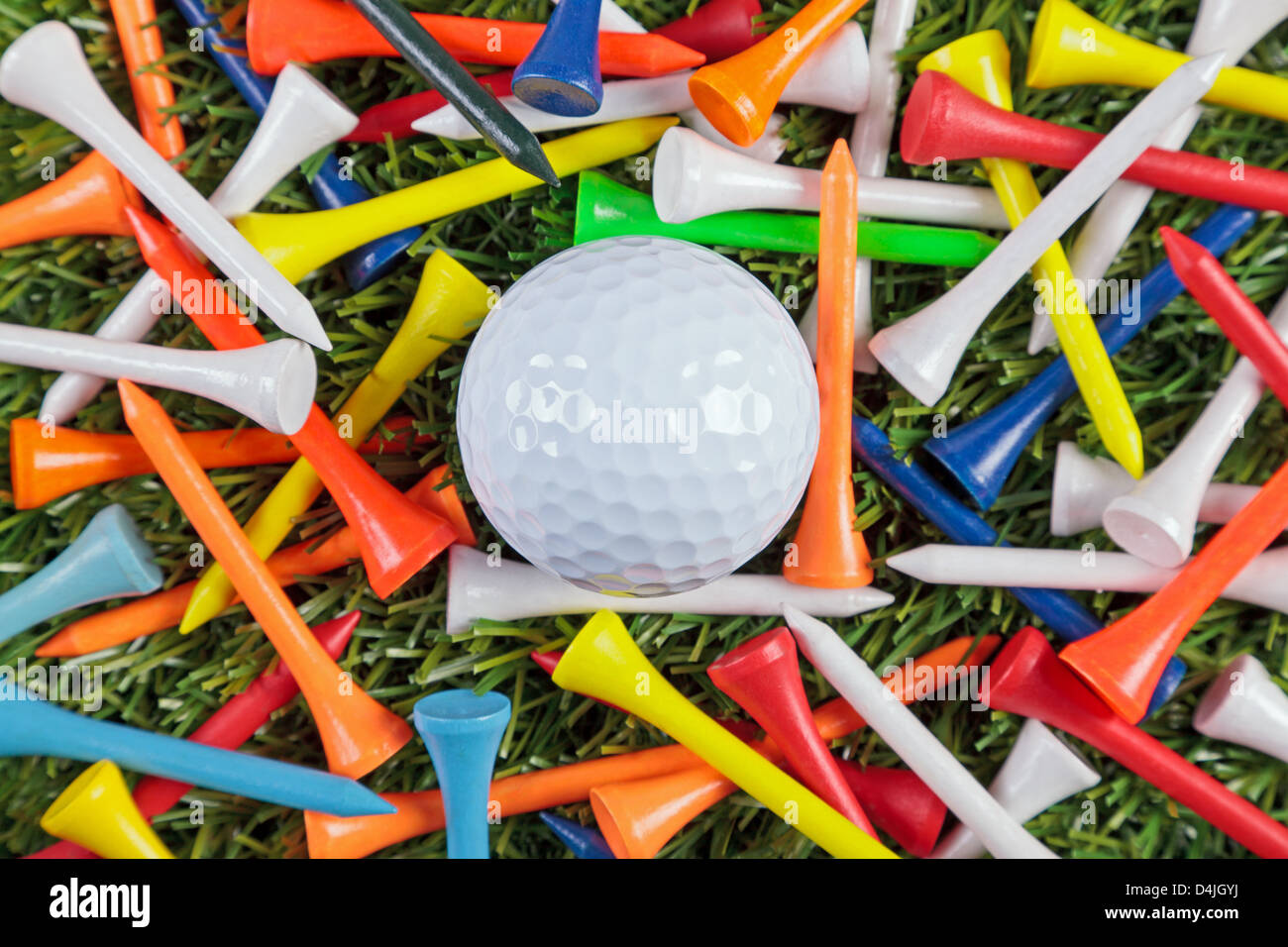 Une balle de golf parmi une collection de tees en bois coloré Photo Stock -  Alamy