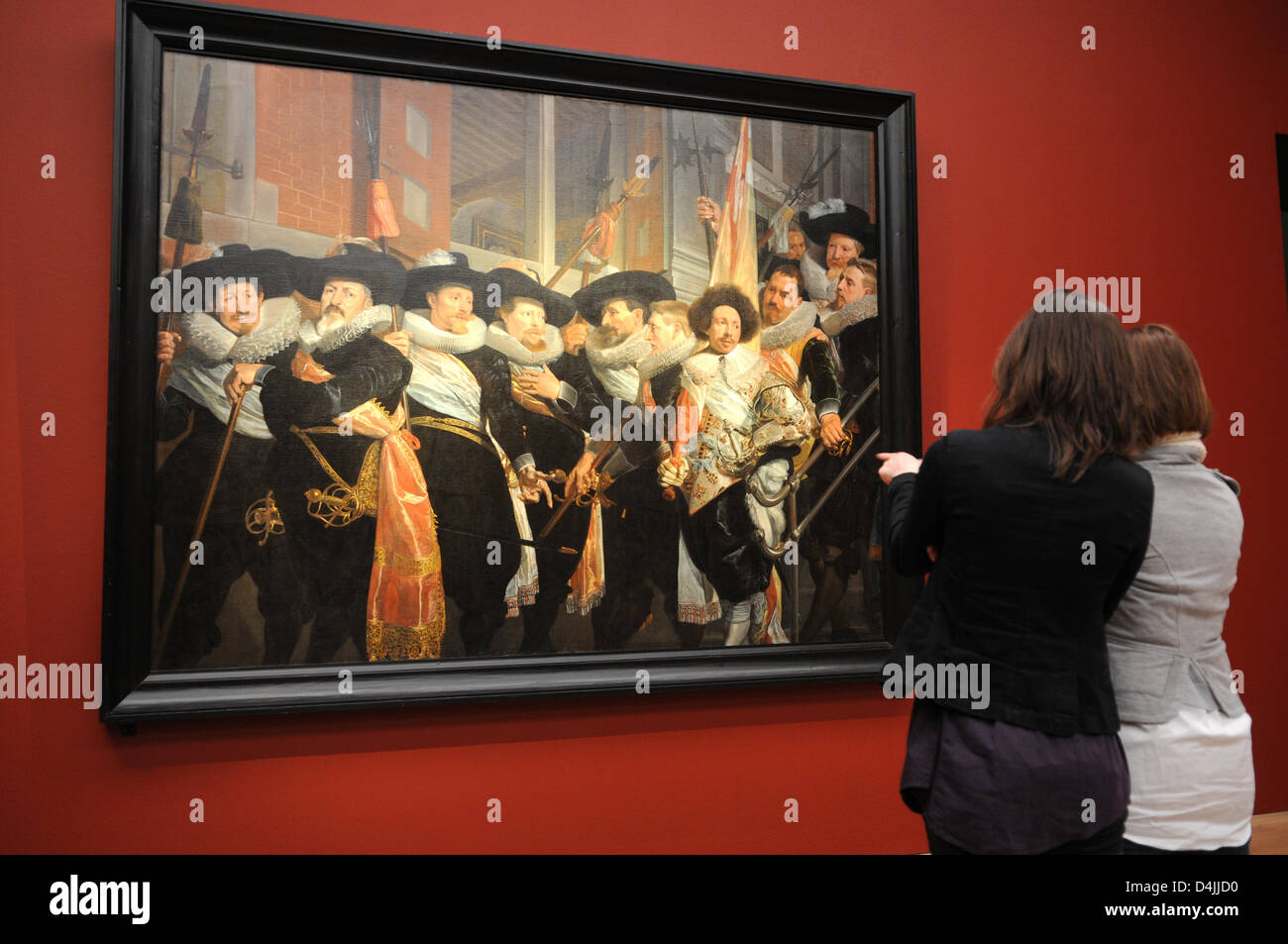 Deux visiteurs regarder Hendrick Pot ?s ?officiers des Cluveniers-Shooter Chambre ? (1630) au cours de l'exposition Frans Hals Haarlem ?et ?s Maîtres de l'or ? Musée à ?Hypo Kunsthalle ? À Munich, Allemagne, le 12 février 2009. Pour la première fois la Kunsthalle présente en coopération avec le Musée Frans Hals à Haarlem masterworks datant de l'âge d'or de peinture sur panneau néerlandais fr Banque D'Images