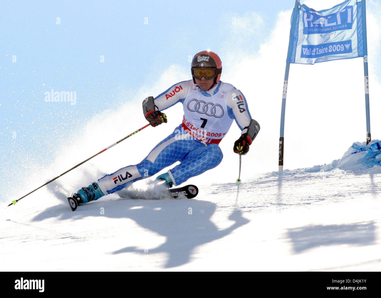 L ?Italie Massimiliano efface une pack Easy gate sur sa façon de terminer 5ème du slalom géant hommes ?s la concurrence au Championnats du Monde de Ski Alpin à Val d'Isère, France, 13 février 2009. La Val d'isère aux Championnats du Monde de Ski Alpin 2009 se tiendra du 02 au 15 février. Photo : Karl-Josef Opim Banque D'Images