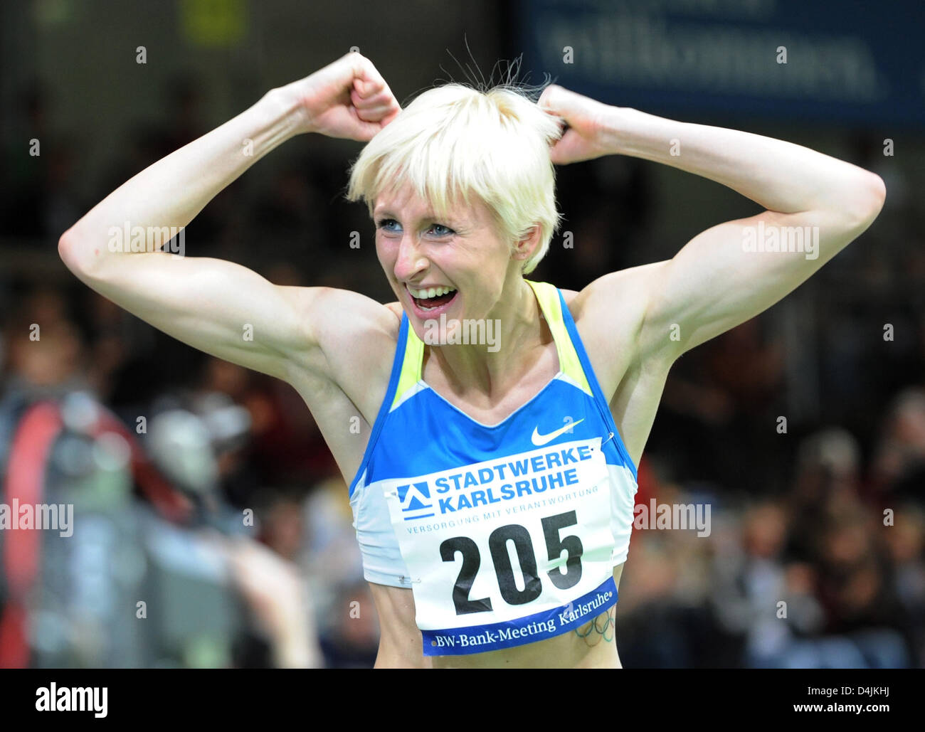 L'Allemagne ?s jubilates Ariane Friedrich sauteur en hauteur après avoir remporté avec un saut de 2,05 mètres avant la Croatie ?s Vlasic au cours de la réunion d'athlétisme en salle de l'hôtel de l'Europe de Karlsruhe, Allemagne, 15 février 2009. Photo : ULI DECK Banque D'Images