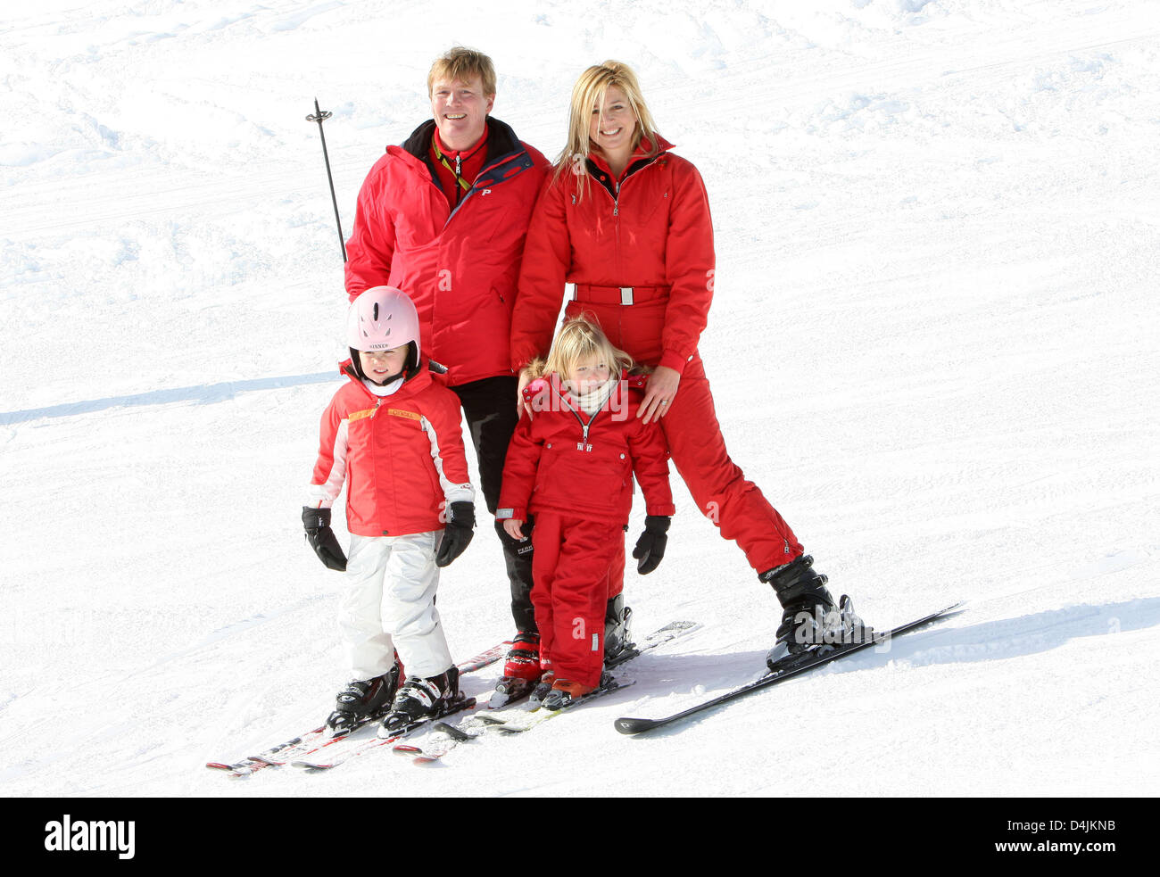 Couronne néerlandaise Prince Willem-Alexander (dos, L) et de la princesse Maxima (dos, R) posent avec leur fille La Princesse Alexia (R) et de la princesse Amalia (L) pour les médias au cours de leurs vacances d'hiver à Lech, Autriche, 16 février 2009. Photo : Patrick van Katwijk Banque D'Images