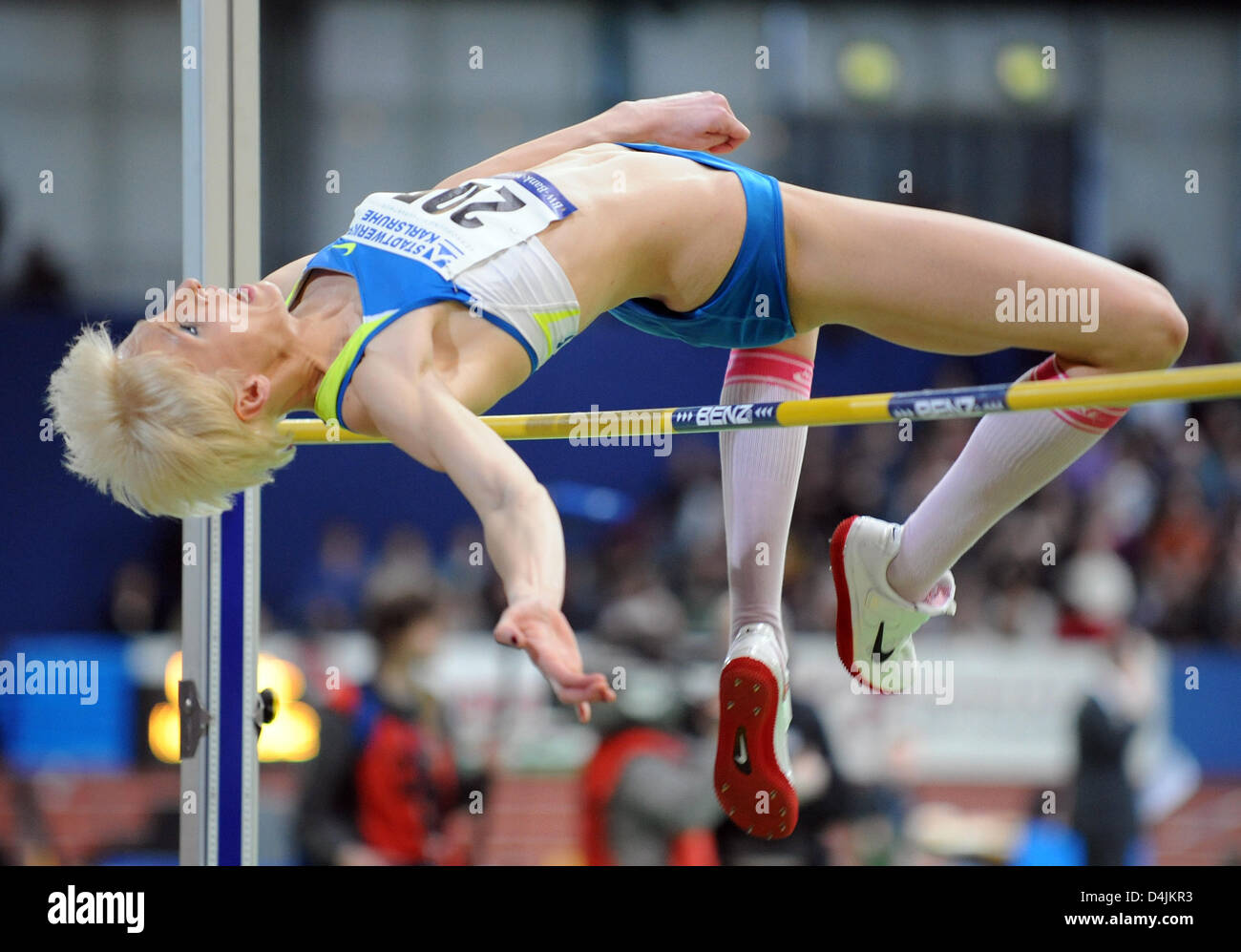 Ariane cavalier allemand Friedrich sautille à travers 2,05m au cours de la réunion de l'atletics à Karlsruhe, Allemagne, 15 février 2009. Elle a remporté la compétition devant Vlasic à partir de la Croatie. Photo : Uli Deck Banque D'Images