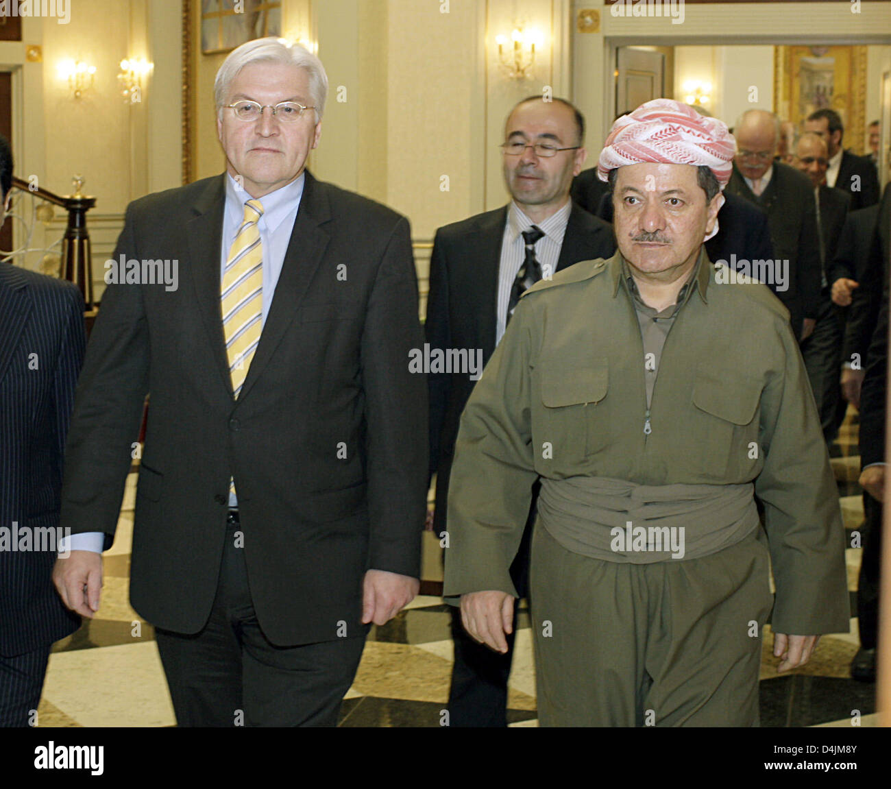 Le ministre allemand des affaires étrangères, Frank-Walter Steinmeier (L) est photographié avec le président de la Gouvernement kurde autonome en Irak, Massoud Barzani, à Erbil, Irak, 18 février 2009. Barzani se félicite de Steinmeier à Erbil, où le politicien allemand prévoit d'ouvrir un nouveau consulat général et divers projets de coopération. Jusqu'à présent, seules la Russie et l'Iran a tenu Colsulate généraux en kurde irakien Banque D'Images