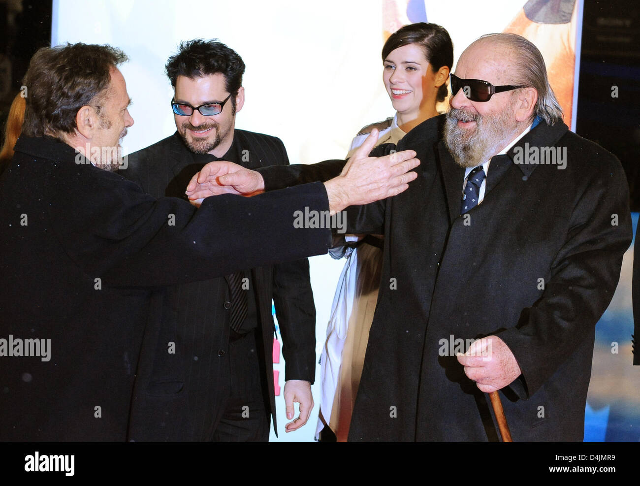 Acteurs allemands Franco Nero (L-R) et Rick Kavanian, actrice allemande Nora Tschirner et acteur italien Bud Spencer arrivent pour la première mondiale du film ?Mord ist mein Liebling, Geschaeft ? (Allumé : Le meurtre est mon travail, ma chérie ?) au Cinestar cinéma de Berlin, Allemagne, 19 février 2009. Le film sera dans les salles à partir du 26 février. Photo : Jens Kalaene Banque D'Images