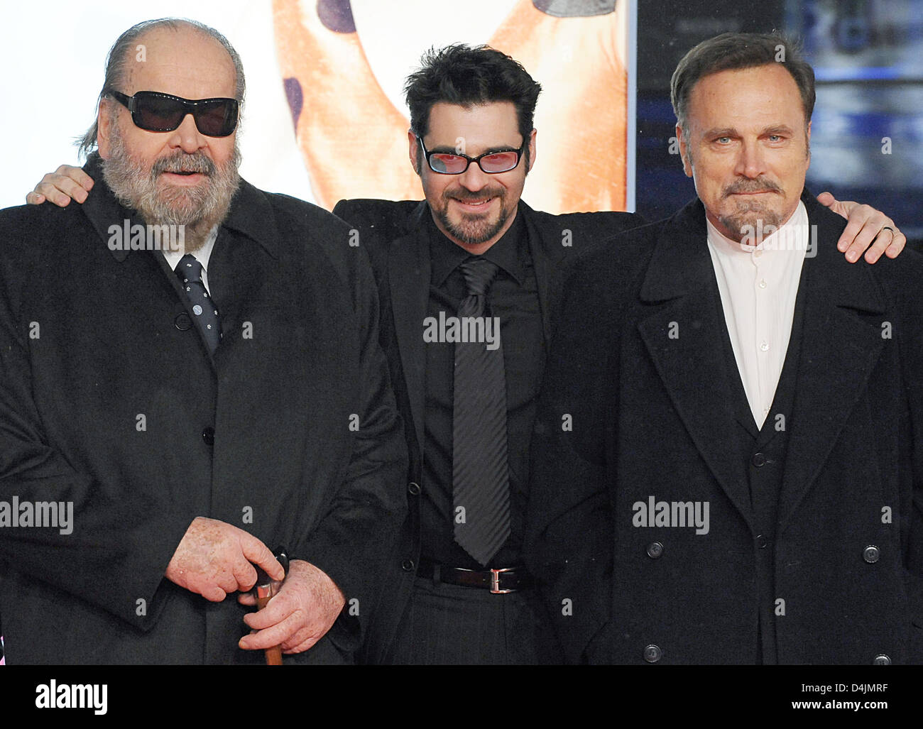 L'acteur italien Bud Spencer (L-R) et acteurs allemands Rick Kavanian et Franco Nero arrivent pour la première mondiale du film ?Mord ist mein Liebling, Geschaeft ? (Allumé : Le meurtre est mon travail, ma chérie ?) au Cinestar cinéma de Berlin, Allemagne, 19 février 2009. Le film sera dans les salles à partir du 26 février. Photo : Jens Kalaene Banque D'Images