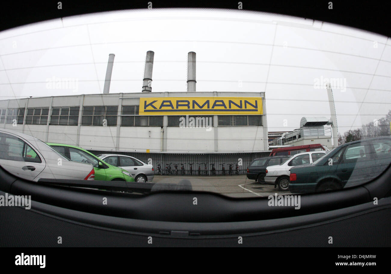 La photo montre le logo de l'entreprise de location de producteur Karmann vu par la fenêtre arrière d'une voiture sur les locaux de la société à Rheine, Allemagne, 20 février 2009. La dernière voiture du type Audi A4 cabriolet sera produit le vendredi, 20 février 2009. L'entreprise abandonne maintenant le site de production après 43 ans. Un plan social, qui doit encore être approuvé dans l'Osnabrueck Banque D'Images