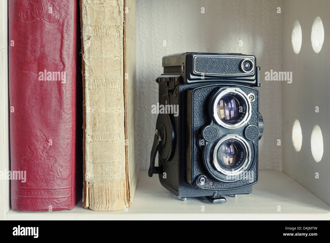 Vintage TLR Appareil photo caméra avec de vieux livres sur le plateau blanc Banque D'Images