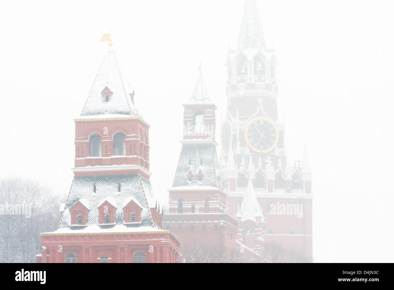 Moscou, Russie. 15 mars 2013. Les renforts de Moscou pour mars plus de neige dans 50 ans. La neige sur la Place Rouge, le 15 mars 2013. Credit : Alyaksandr Stzhalkouski / Alamy Live News Banque D'Images