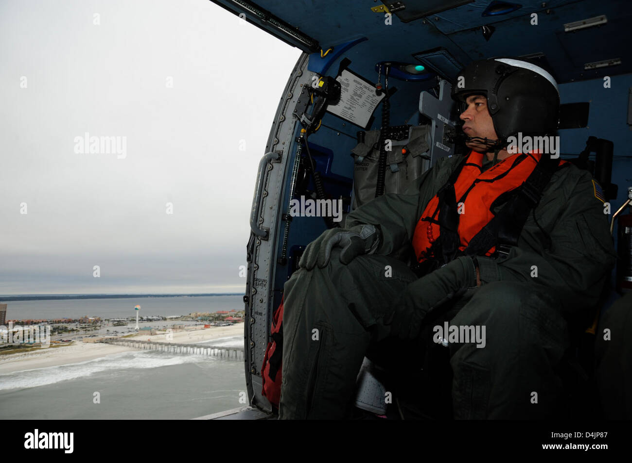 La base aérienne mobile de la Garde côtière américaine s'est préparée à l'ouragan Ida en déployant un hélicoptère MH-60T Jayhawk pour mener des missions de recherche et de sauvetage. L'état de préparation de l'hélicoptère a assuré une intervention rapide pendant la tempête, sauvant des vies et aidant les efforts de secours en cas de catastrophe. Banque D'Images