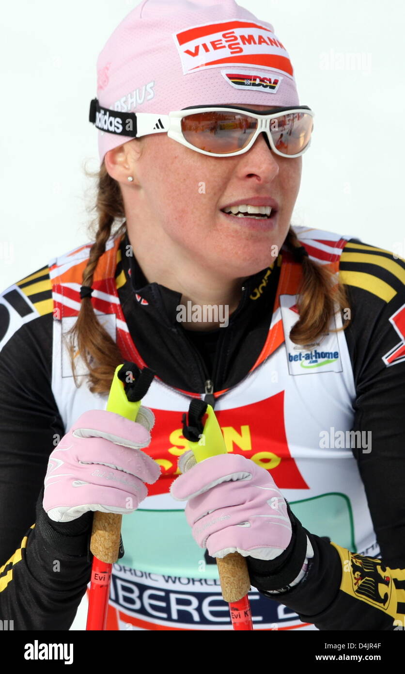 Skieuse allemande Evi Sachenbacher-Stehle est épuisé après la femme ?s  teamsprint événement au Championnats du Monde de Ski Nordique à Liberec,  République tchèque, 25 février 2009. Photo : Kay Nietfeld Photo Stock -  Alamy