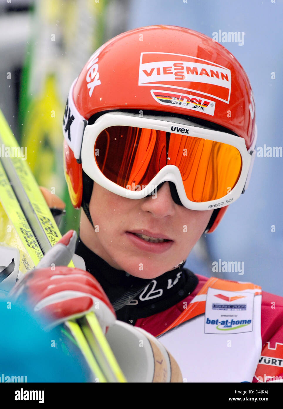 L'allemand Eric Frenzel est photographié après sautant du grand hill au cours de l'épreuve par équipes de combiné nordique des Championnats du Monde de Ski Nordique à Liberec, République tchèque, 26 février 2009. Photo : GERO BRELOER Banque D'Images