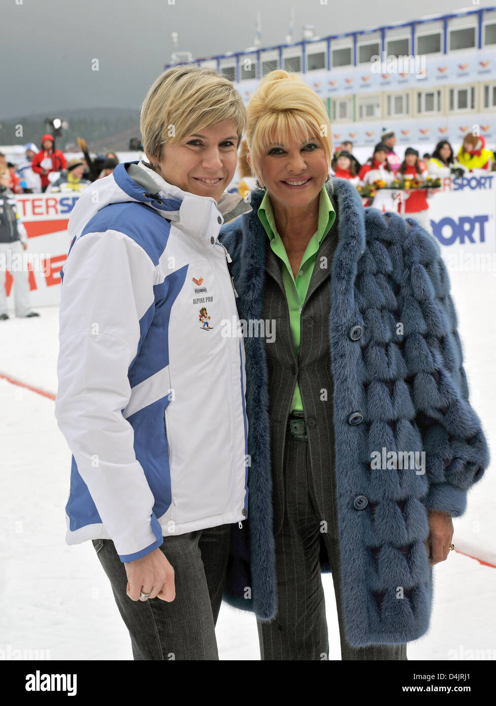 Femme d'Ivana Trump US (R) et l'ancien skieur de fond tchèque Katerina  Neumannova en photo avant la cérémonie de remise des prix pour les femmes  ?s le ski de compétition au relais