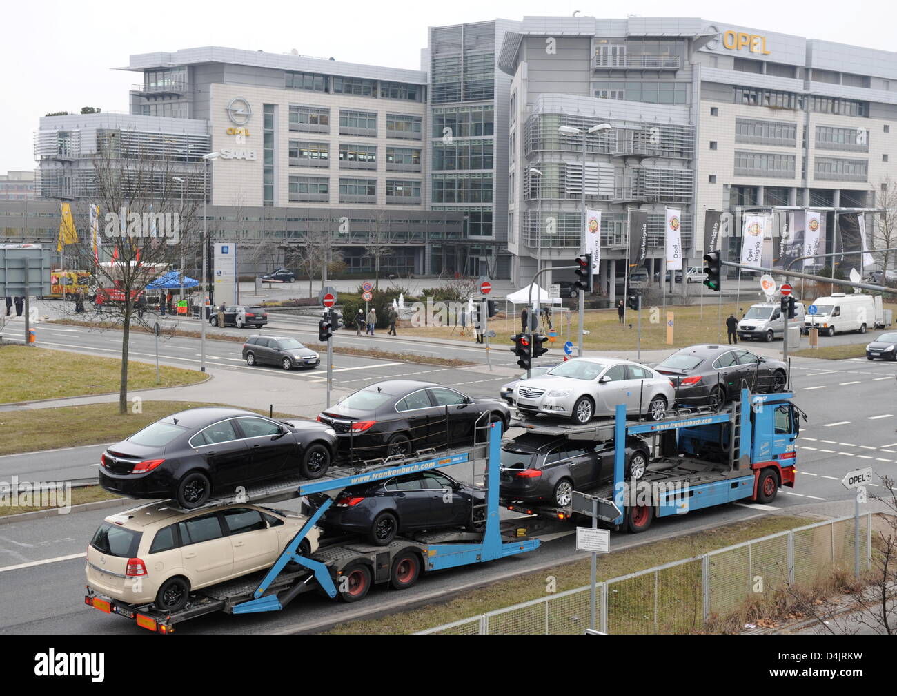 Une voiture avec de nouveaux lecteurs de voitures Opel l'Opel passé siège à Rüsselsheim, Allemagne, 26 février 2009. Opel-employés démontré pour le constructeur d ?s l'indépendance, la préservation de leurs emplois et contre la fermeture des usines. Le constructeur automobile allemand Opel et autres Genenral Motors (GM) filiales en Europe sont menacés par des suppressions de postes et des fermetures dues à la Banque D'Images
