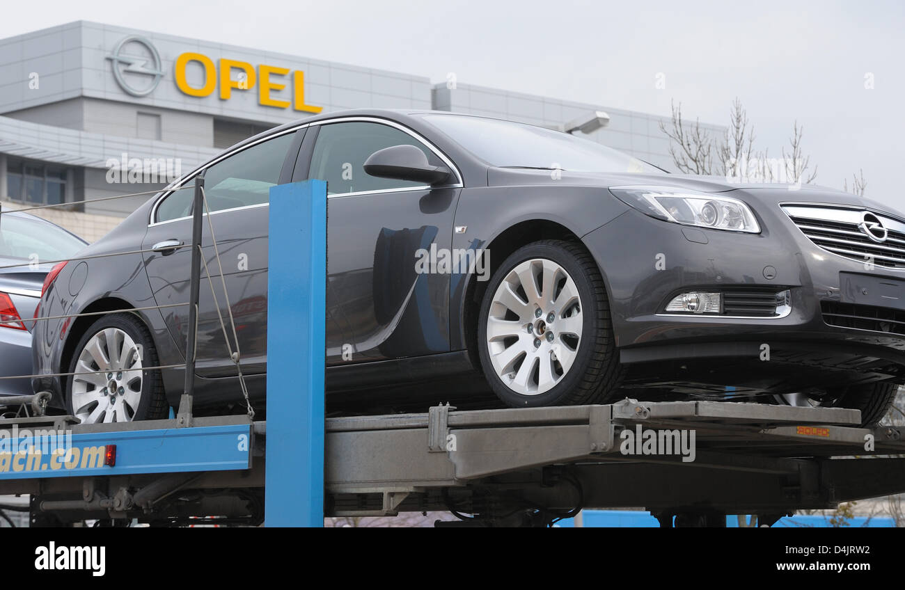 Nouvelle Opel cars photographié à la société siège à Rüsselsheim, Allemagne, 27 février 2009. Opel ?s conseil de surveillance porte sur un plan de sauvetage pour l'entreprise automobile en lambeaux dans une réunion d'urgence. Un plan de sauvetage est le préalable à l'aide du gouvernement fédéral. Photo : UWE ANSPACH Banque D'Images