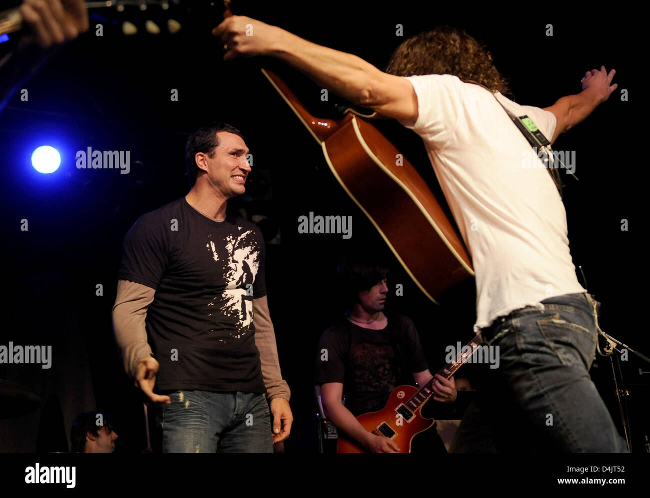 Le boxeur Wladimir Klitschko (L) et le chanteur Chris Cornell vus ensemble sur scène à l ?Columbia Club ? À Berlin, Allemagne, 27 février 2009. En tant que chanteur et guitariste de plusieurs groupes tels que ?Soundgarden ?, ?Audioslave ? Et ?Temple du chien ?, Cornell a vendu plus de 20 millions d'albums dans le monde et a remporté plusieurs Grammy Awards. Son nouvel album ?hurler ? Sera diffusé le 06 mars 2009. Klitchko Banque D'Images