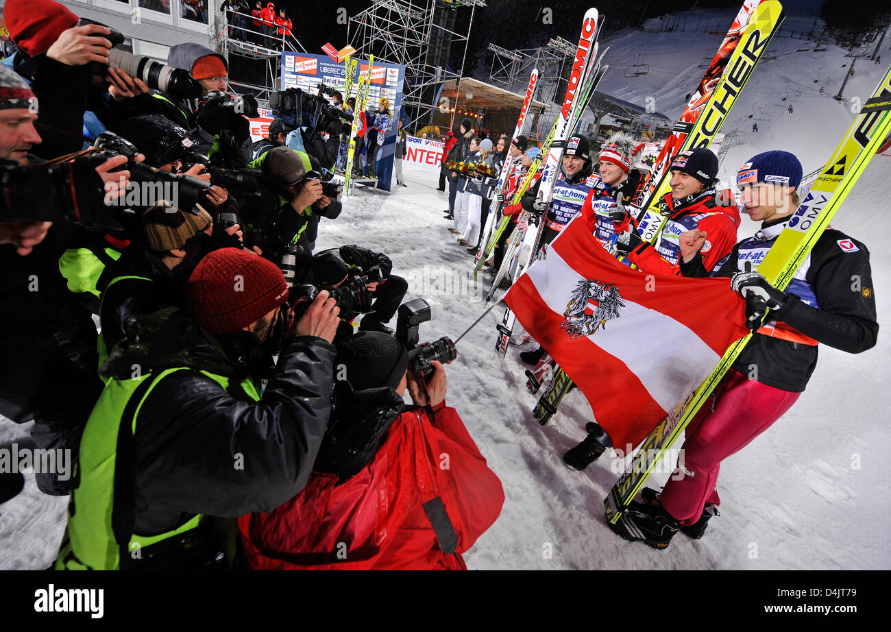 L ?Autriche Wolfgang Loitzl saut à ski (L-R), Thomas Morgenstern, Gregor Schlierenzauer et Martin Koch jubilate après avoir remporté le concours de saut de l'équipe au Championnat du Monde de Ski Nordique à Liberec, République tchèque, 28 février 2009. Photo : GERO BRELOER Banque D'Images