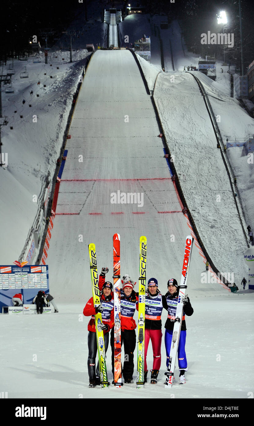 L ?AUTRICHE Gregor Schlierenzauer saut à ski (L-R), Thomas Morgenstern, Martin Koch et Wolfgang Loitzl jubilate après avoir remporté le concours de saut de l'équipe au Championnat du Monde de Ski Nordique à Liberec, République tchèque, 28 février 2009. Photo : GERO BRELOER Banque D'Images