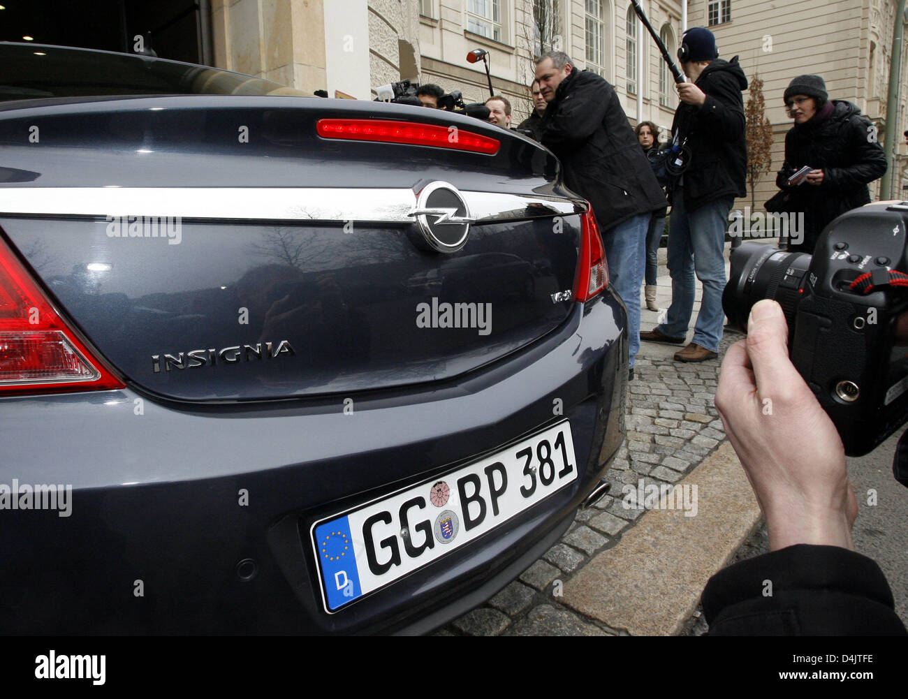 Regardez les journalistes comme gestionnaires Opel arrivent en voiture au Ministère allemand de l'économie à Berlin, Allemagne, 2 mars 2009. La gestion de constructeur automobile en difficulté Opel présente son concept d'entreprise à l'avenir le ministre allemand de l'Économie Karl-Theodor zu Guttenberg en vue d'obtenir un soutien financier du gouvernement allemand. Photo : Wolfgang Kumm Banque D'Images