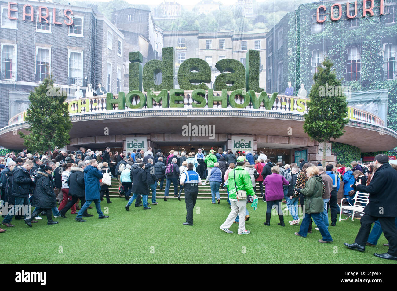 Londres, Royaume-Uni. 15 mars 2013. Ouverture d'Ideal Home Show 2013 avec George Clarke, John Challis, Martin Lewis, Melinda Messenger, Laurence Llewelyn-Bowen , Alan Titchmarsh. Credit : Piero Cruciatti / Alamy Live News Banque D'Images