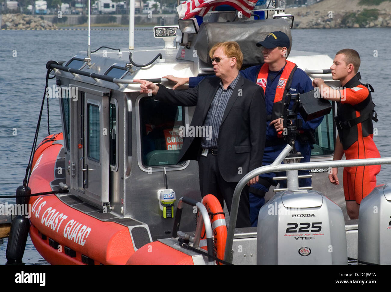 L'équipe MSST 91103 a fait une apparition dans un épisode de CSI : Miami, mettant en valeur les compétences spécialisées de la Garde côtière dans les opérations tactiques. L'épisode a mis en lumière le rôle de l'équipe dans l'application de la loi et la sécurité maritime. Banque D'Images L'équipe MSST 91103 a fait une apparition dans un épisode de CSI : Miami, mettant en valeur les compétences spécialisées de la Garde côtière dans les opérations tactiques. L'épisode a mis en lumière le rôle de l'équipe dans l'application de la loi et la sécurité maritime. Banque D'Images