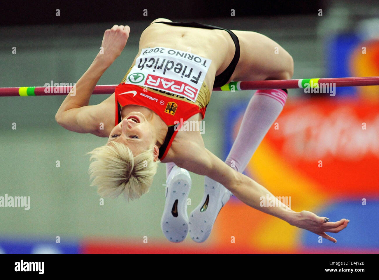L'Allemagne ?s Ariane Friedrich surmonte la barre pour gagner la médaille d'or dans le concours de saut en hauteur à l'Europe d'athlétisme en salle de Turin, Italie, 08 mars 2009. Photo : BERND THISSEN Banque D'Images