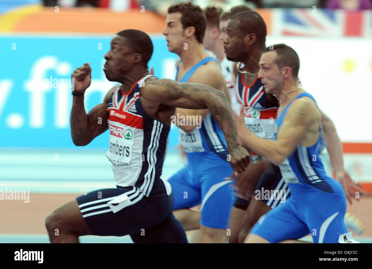 Britain ?s Dwain Chambers (L) remporte la médaille d'or dans la compétition à 60 mètres de l'Europe d'athlétisme en salle de Turin, Italie, 08 mars 2009. Photo : BERND THISSEN Banque D'Images