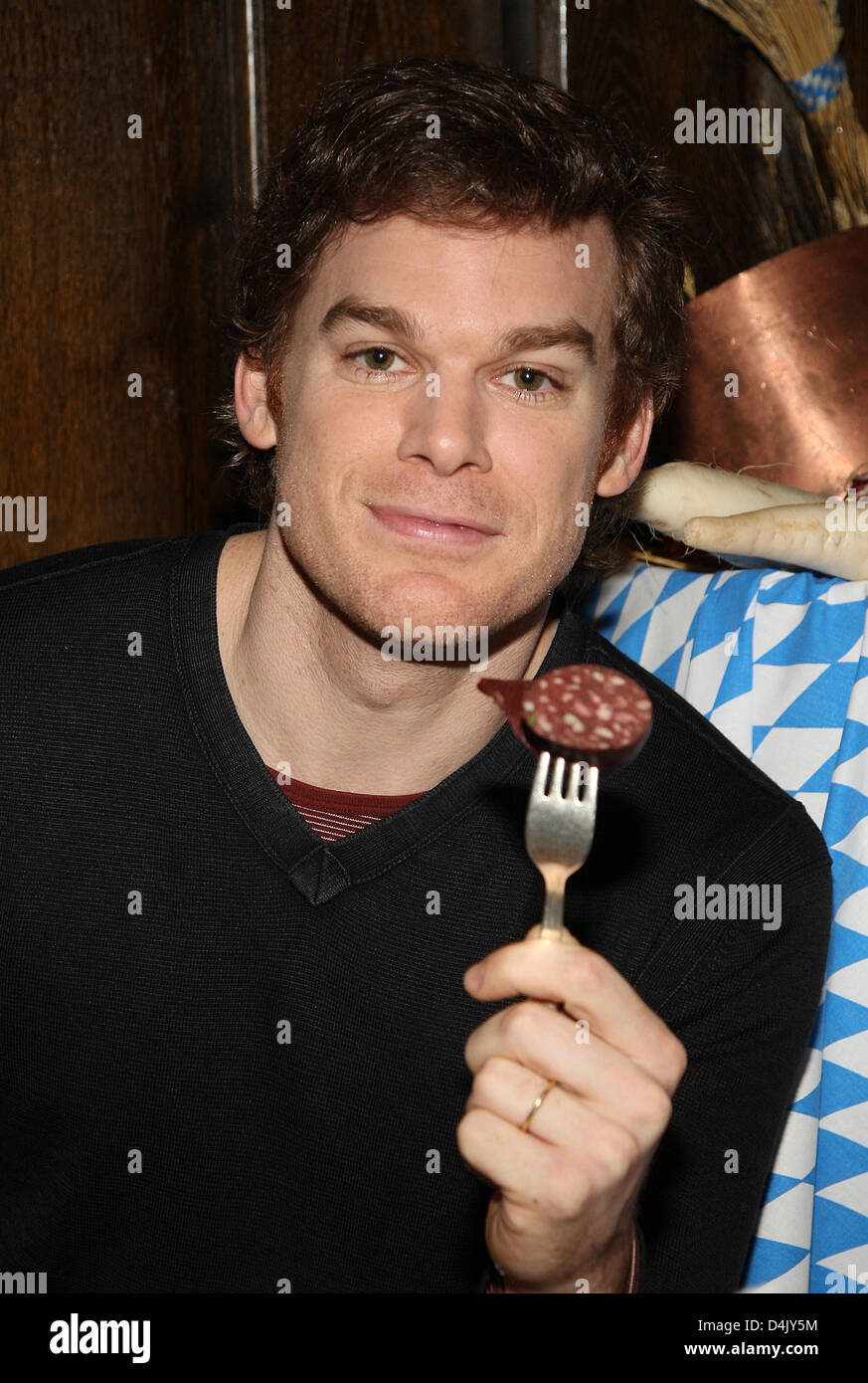 L Acteur Americain Michael C Hall Pose Avec Un Morceau De Boudin A Munich Allemagne Le 9 Mars 2009 Hall Stars Dans La Serie Us Dexter Et Est A Munich Pour Promouvoir