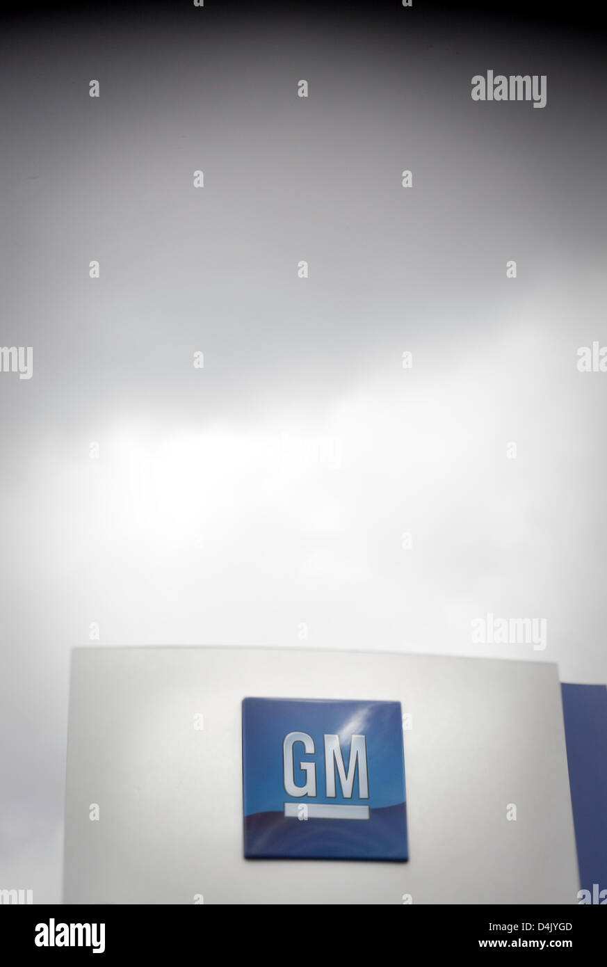 Des nuages sombres plane sur le logo d'entre nous cargroup General Motors (GM) en photo au siège de la filiale allemande de GM Adam Opel de Rüsselsheim, Allemagne, le 09 mars 2009. Photo : Frank Rumpenhorst Banque D'Images