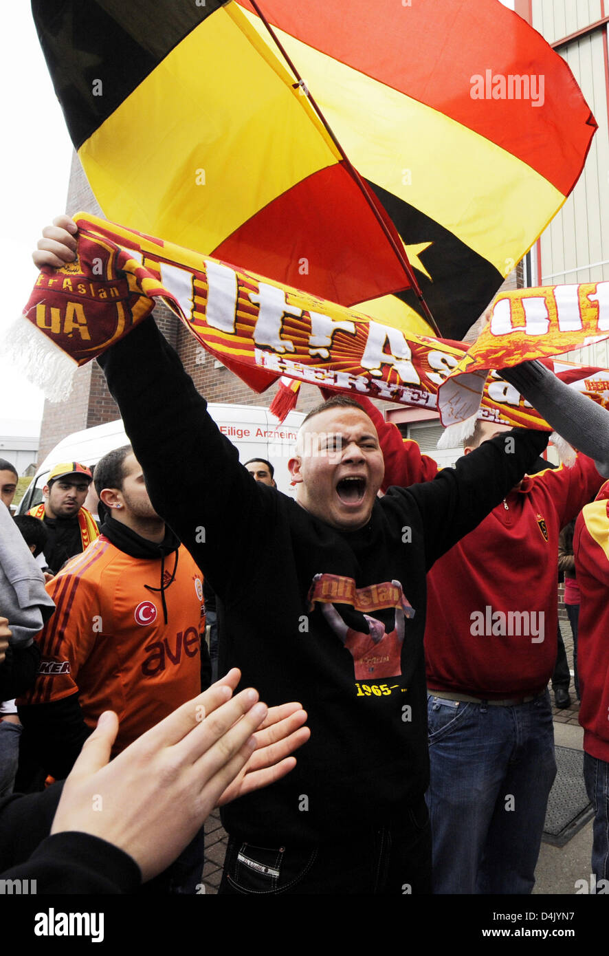 Les supporters turcs pour attendre l'arrivée de la soccer club turc Galatasaray Istanbul à l'aéroport de Hambourg, Allemagne, 11 mars 2009. L'équipe devra faire face à l'Allemand soccer club Hambourg SV dans la coupe de l'UEFA match de foot le 12 mars 2009. Photo : MAURIZIO GAMBARINI Banque D'Images