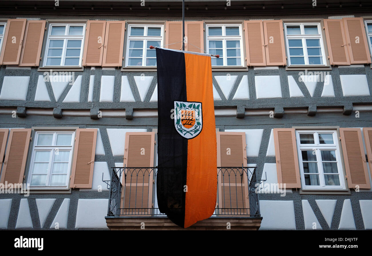 Un drapeau flotte en berne devant l'ancien hôtel de ville de Winnenden, près de Stuttgart, Allemagne, 11 mars 2009. Un jeune de 17 ans homme tourné 15 morts avant qu'il a probablement tué lui-même. Parmi les victimes sont neuf élèves âgés de 14 et 15 ans et trois enseignants de l'école secondaire ?Albertville ?. Tandis que sur la course, le mineur tué trois autres personnes. Photo : Ronald Wittek Banque D'Images