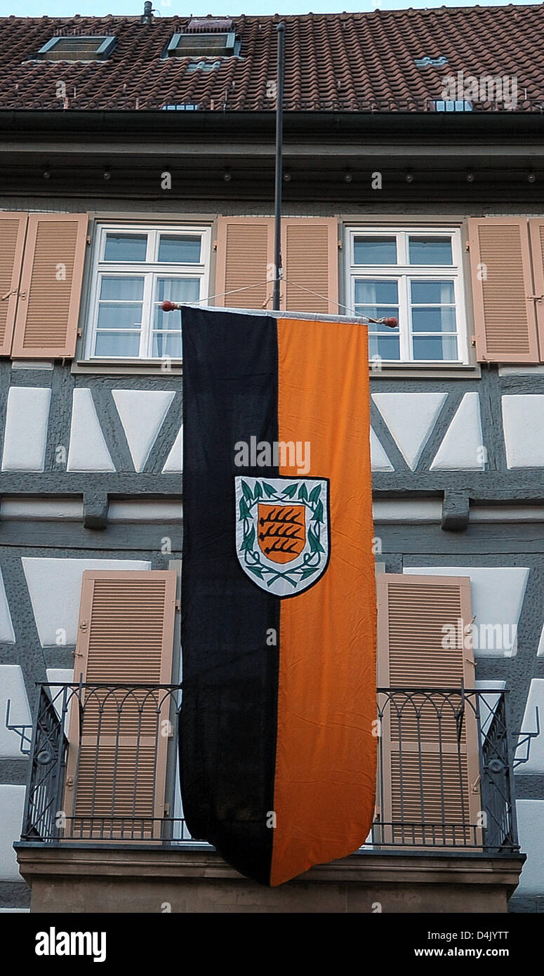 Un drapeau flotte en berne devant l'ancien hôtel de ville de Winnenden, près de Stuttgart, Allemagne, 11 mars 2009. Un jeune de 17 ans homme tourné 15 morts avant qu'il a probablement tué lui-même. Parmi les victimes sont neuf élèves âgés de 14 et 15 ans et trois enseignants de l'école secondaire ?Albertville ?. Tandis que sur la course, le mineur tué trois autres personnes. Photo : Ronald Wittek Banque D'Images