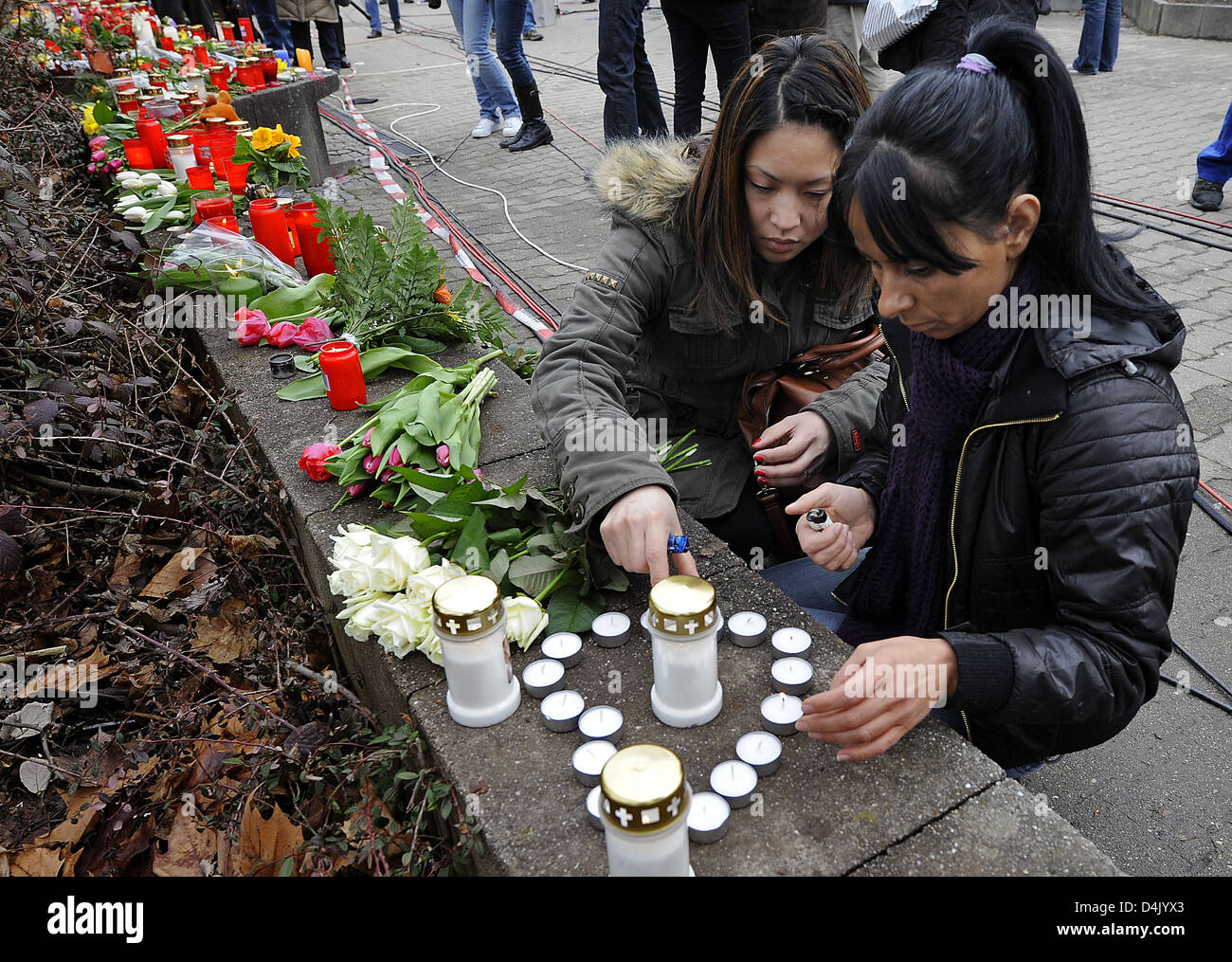 Les bougies à l'extérieur du lieu de deuil de l'école secondaire ?Albertville ? À Winnenden, Allemagne, 12 mars 2009. 17-year-old rampage tireur Tim K. shot 15 morts dans l'école et durant son escapade sur Mars 11, dont neuf élèves et trois professeurs de l'école. Plusieurs policiers, les élèves et les passants ont également été gravement blessées. Le tireur fou plus tard s'est tiré. Photo : MAR Banque D'Images