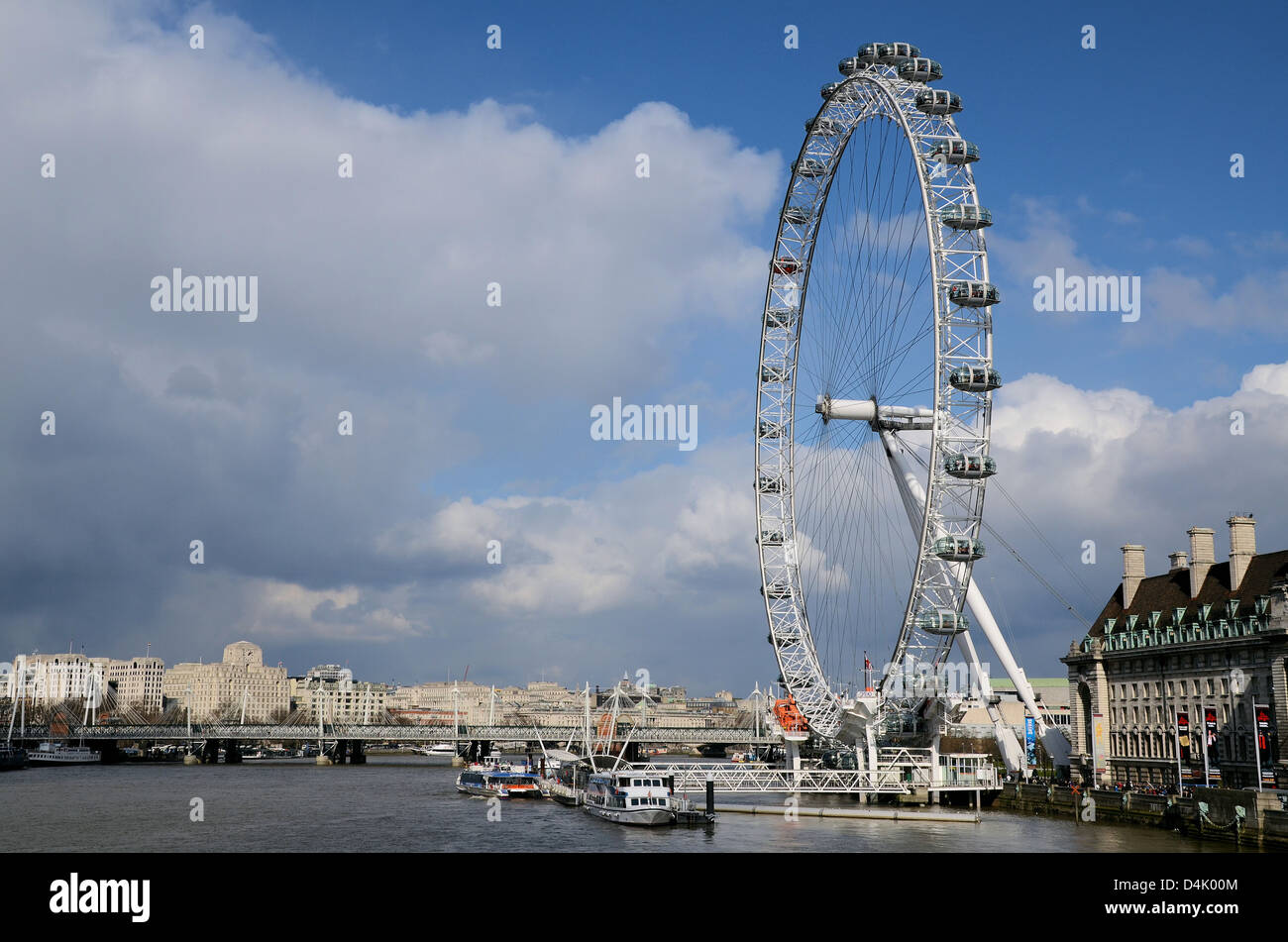 Le EDF London Eye sur la rive sud de la Tamise à Londres contre un ciel bleu avec des nuages légers. Roue Millennium Banque D'Images