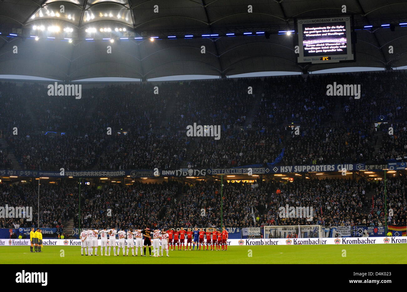 Les joueurs d'Hambourg SV et Galatasaray Istanbul tenir une minute de silence pour commémorer les victimes de Winnenden avant le dernier match de la Coupe de l'UEFA 16 au HSH Nordbank Arena de Hambourg, Allemagne, 12 mars 2009. Photo : MARCUS BRANDT Banque D'Images