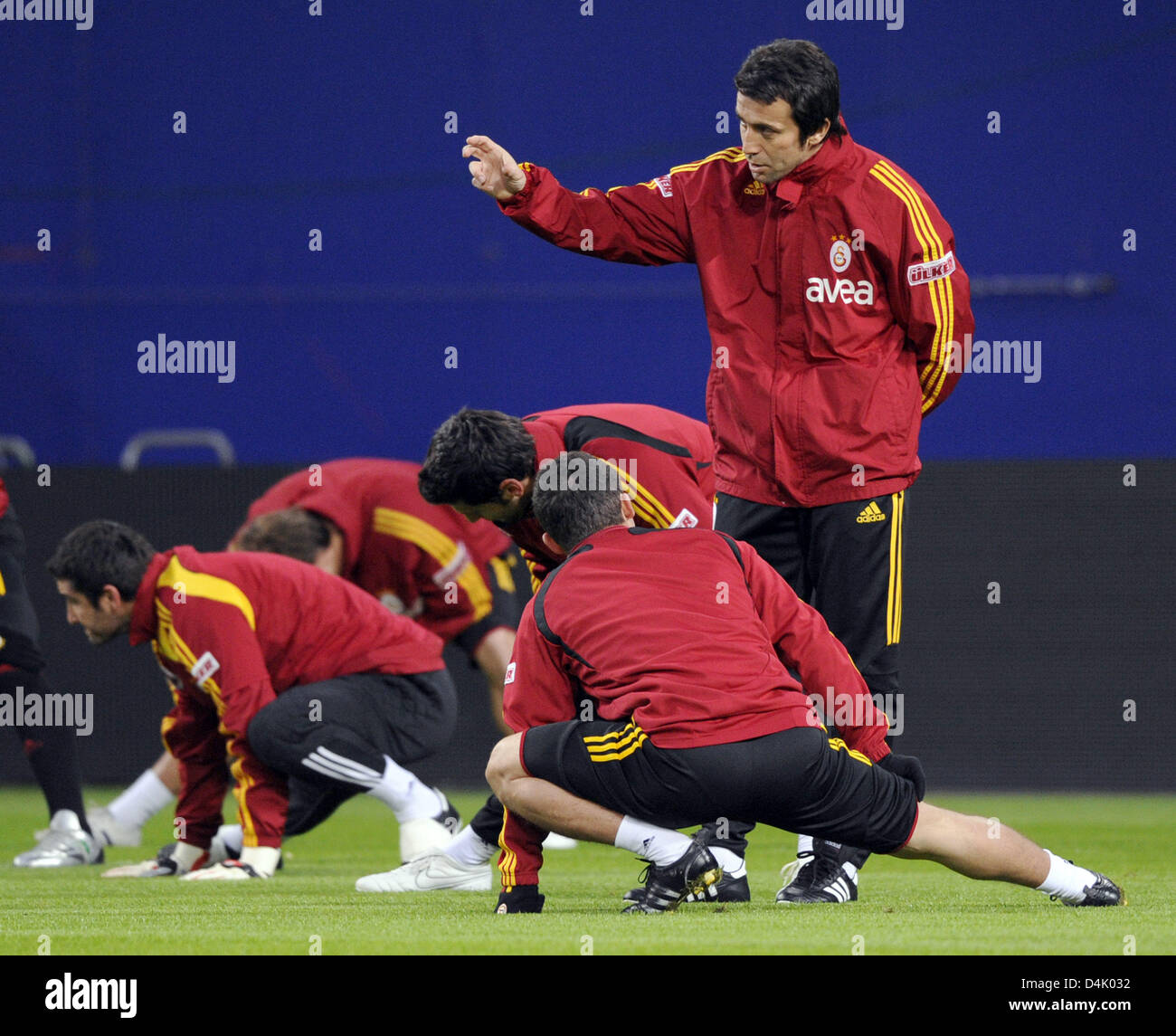 Galatasaray Istanbul. L'entraîneur-chef Buelent Korkmaz (R) lors d'une session de formation des gestes à la HSH Nordbank Arena de Hambourg, Allemagne, 11 mars 2009. Photo : Marcus Brandt Banque D'Images