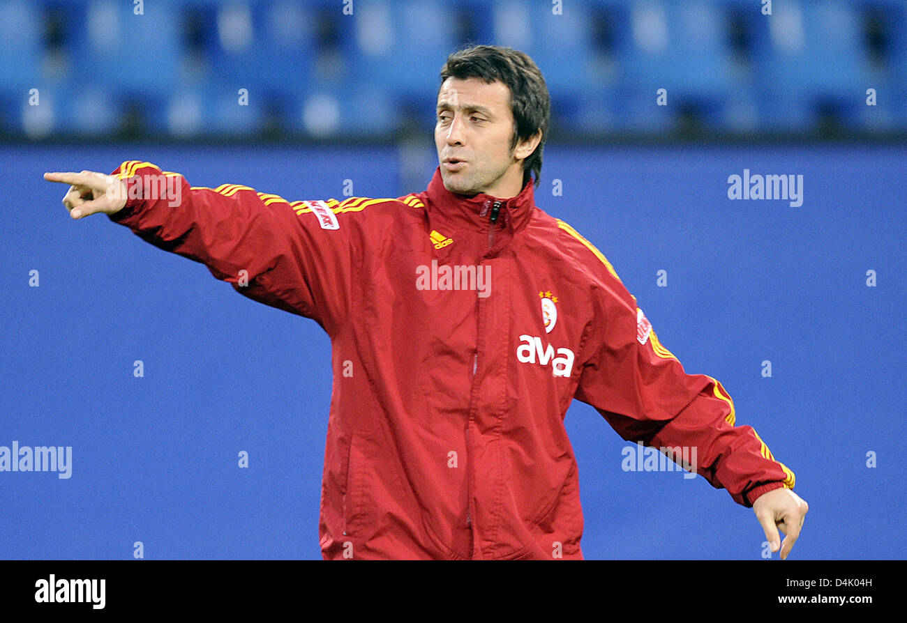 Galatasaray Istanbul. L'entraîneur-chef Buelent Korkmaz (R) lors d'une session de formation des gestes à la HSH Nordbank Arena de Hambourg, Allemagne, 11 mars 2009. Photo : Marcus Brandt Banque D'Images