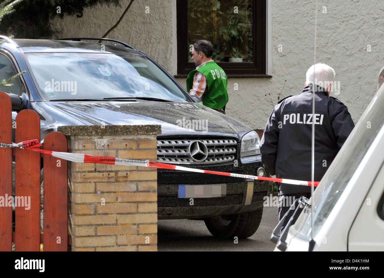 Recherche policiers une voiture à Hornsen près de Hildesheim, Allemagne, 19 mars 2009. Un homme de 37 ans a tué son partenaire, leur enfant et lui-même blessé et trois enfants avec 11 coups d'une grande arme de gros calibre. Les six ans fille du couple a été le seul à échapper à la tragédie familiale. Selon la police, le bûcheron avait d'abord tué son 40-year-old partner avec Banque D'Images