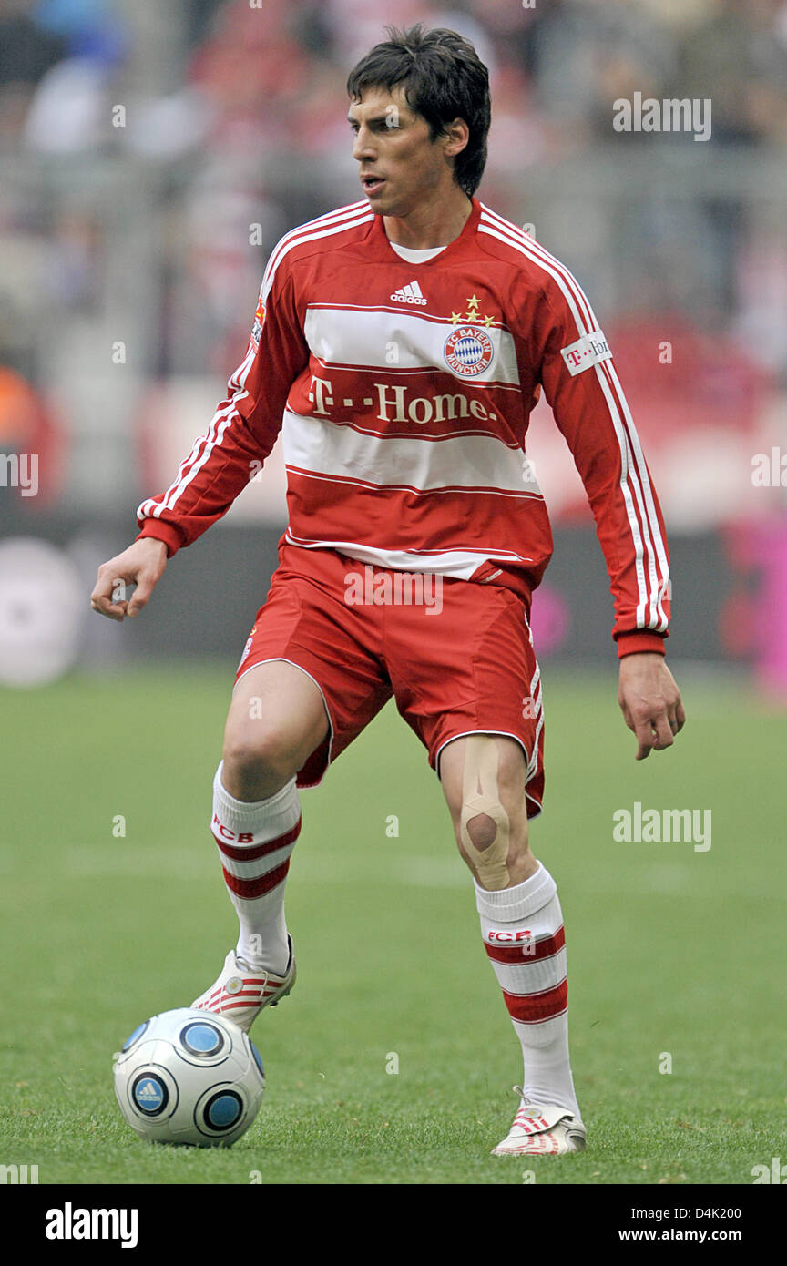 FC Bayern Munich dvd Jose Ernesto Sosa est montré en action au cours de la Bundesliga match contre Karlsruher SC à l'Allianz Arena de Munich, Allemagne, 21 mars 2009. Photo : Andreas GEBERT (ATTENTION : période de blocage ! Le LDF permet la poursuite de l'utilisation des images dans l'IPTV, les services mobiles et autres technologies nouvelles seulement deux heures après la fin du match. La publication et Banque D'Images