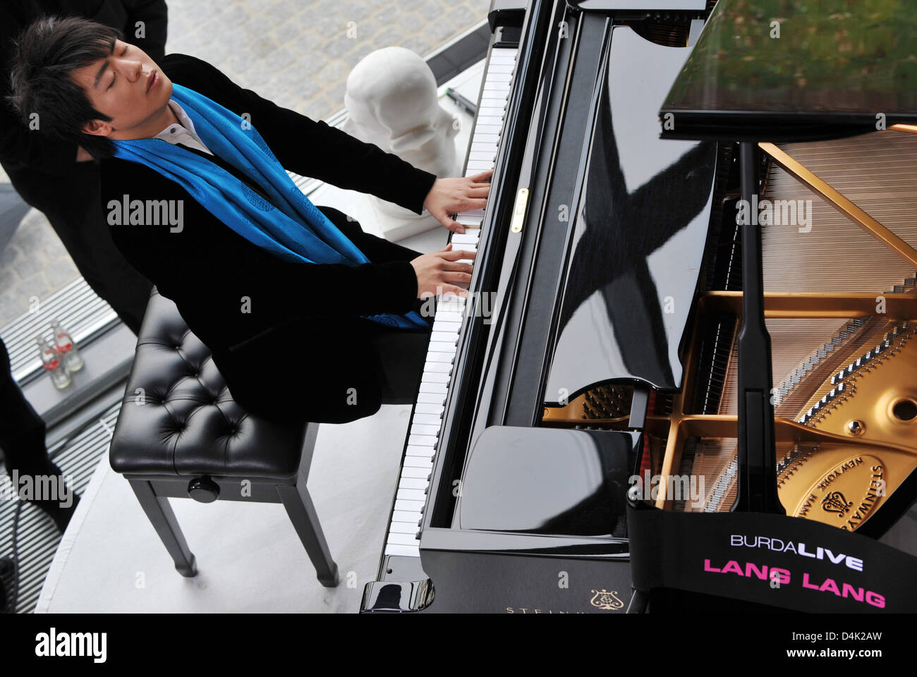 Le pianiste chinois Lang Lang joue du piano pendant le ?BURDA vivre ? Cas  d'Offenburg, Allemagne, 22 mars 2009. 26 ans, Lang Lang a dit, que vous  regardez la télévision-dessins animés, en