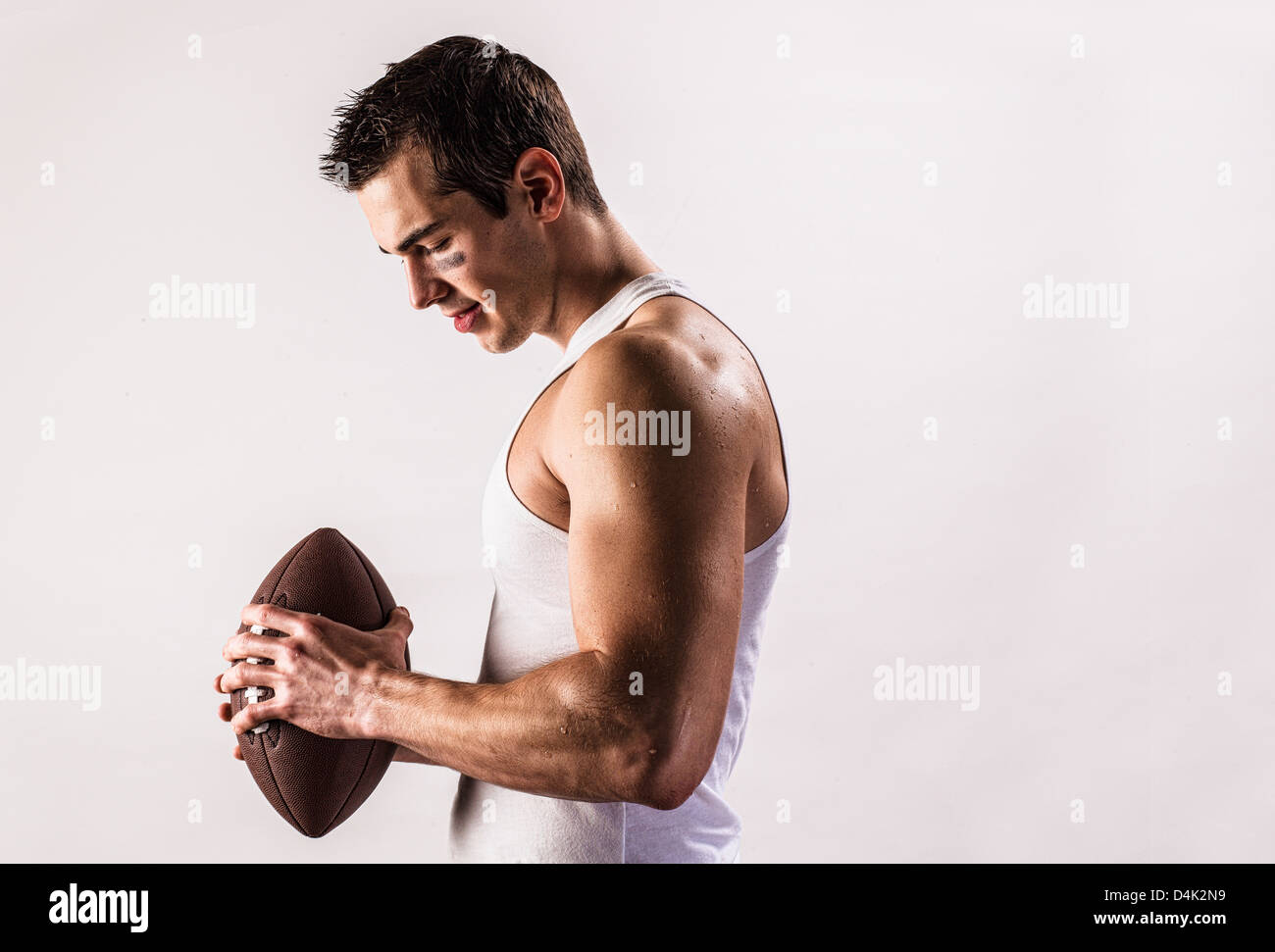 Athletic man holding football Banque D'Images