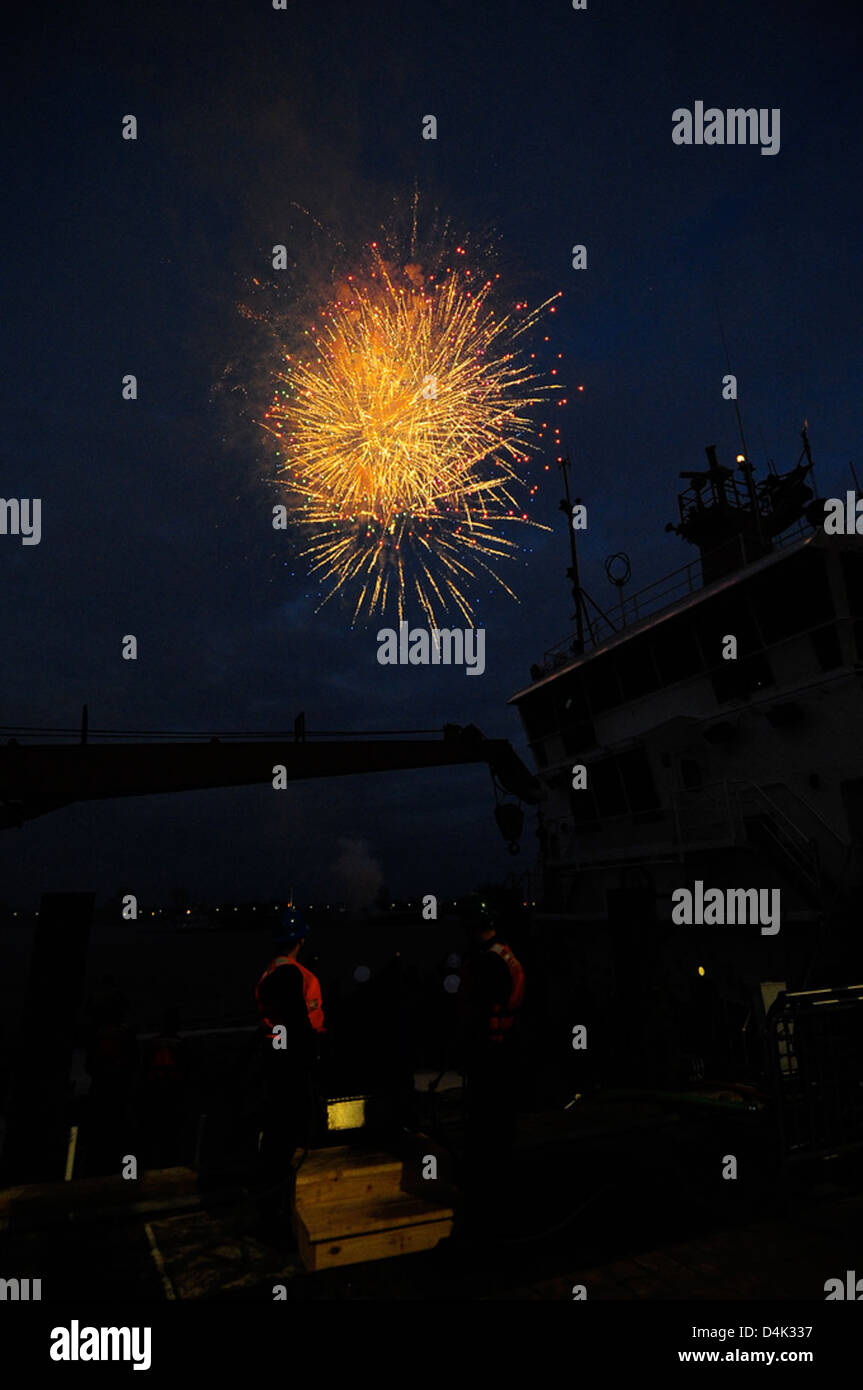 Lors de mardi gras à la Nouvelle-Orléans, la Garde côtière américaine a joué un rôle vital dans la sécurité publique. Le personnel de la Garde côtière, dont Barbara Mabrity et Stephen Lehmann, a participé activement aux opérations du lundi gras. Banque D'Images