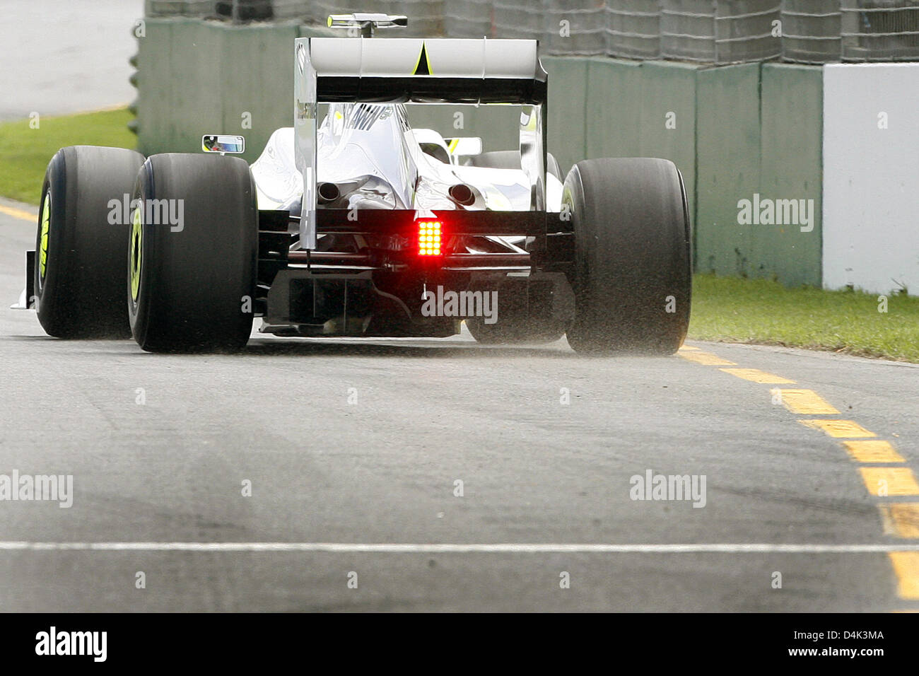 Pilote de Formule 1 brésilien Rubens Barrichello Brawn GP de la voie des stands à l'intérieur des freins pendant la deuxième session de formation au circuit d'Albert Park à Melbourne, Australie, 27 mars 2009. L'Australian Grand Prix de Formule 1 aura lieu le dimanche 29 mars. Photo : Roland Weihrauch Banque D'Images