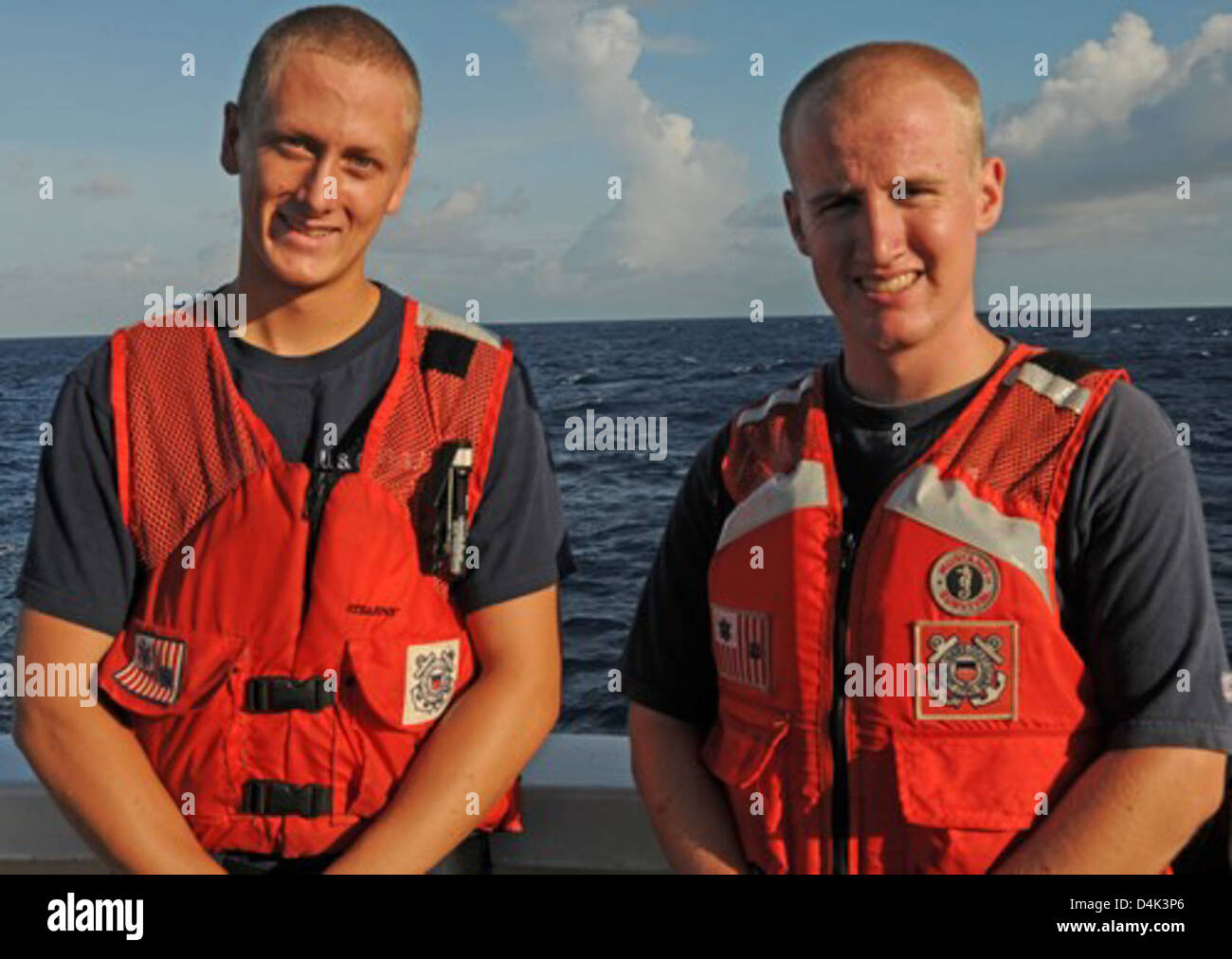Les cadets de l’Académie de la Garde côtière américaine participent à une mission de patrouille à bord du CCG Dauntless. Les cadets Carl Schemel et Corey Green, ainsi que le second maître de 2e classe Renee C. Aiello, aident aux opérations maritimes pendant la patrouille. Banque D'Images