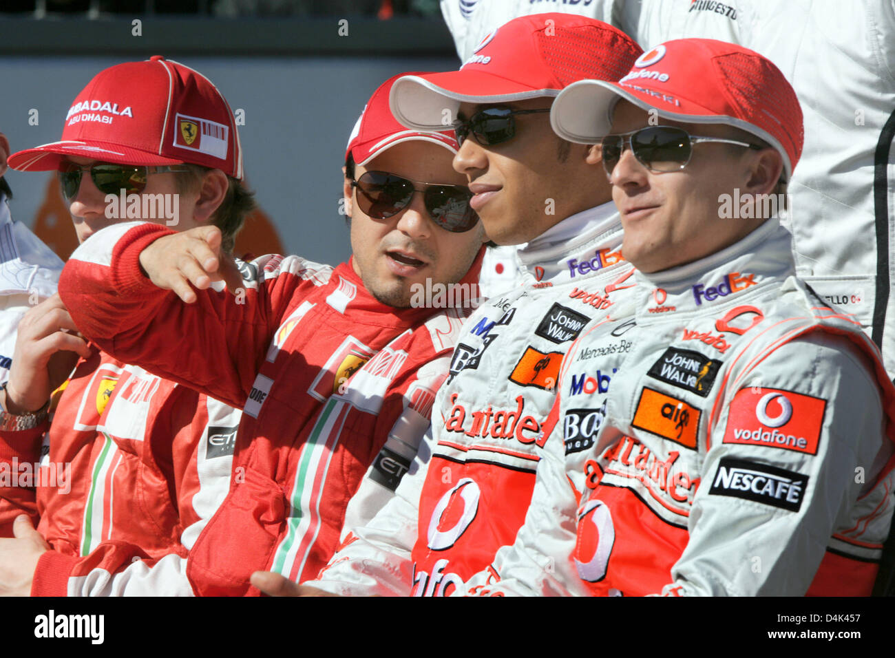 Kimi Raikkonen finlandais (L-R), le Brésilien Felipe Massa, de Ferrari, Lewis Hamilton britannique et finlandais Heikki Kovalainen, de l'équipe McLaren Mercedes posent au cours de la photo avant le début de l'Australian Grand Prix de Formule 1 au circuit d'Albert Park à Melbourne, Australie, 29 mars 2009. Photo : Jens Buettner Banque D'Images