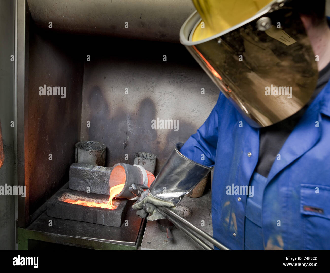 Un membre du personnel remplit un formulaire avec barre d'or à l'or liquide or Heraeus fabrication à Hanau, Allemagne, 26 mars 2009. Photo : Frank Rumpenhorst Banque D'Images