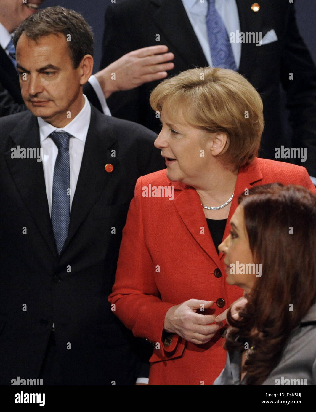 Le Premier ministre espagnol Jose Luis Rodriguez Zapatero (L-R), la chancelière allemande, Angela Merkel, et le président de l'Argentine Cristina Fernandez de Kirchner posent pour la photo de groupe du G-20 Sommet sur les marchés financiers et l'économie mondiale à Londres, Royaume-Uni, 02 avril 2009. Les dirigeants du monde ?s plus grandes économies ont discuté d'un nouvel ordre des marchés financiers. Photo : OLIVER LANG Banque D'Images