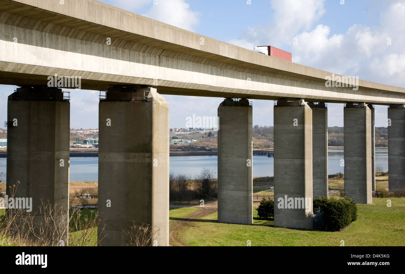 Le pont d'Orwell ouvert en 1982 porte la route nationale de l'A14 sur la rivière Orwell, Ipswich, Suffolk, Angleterre. Banque D'Images