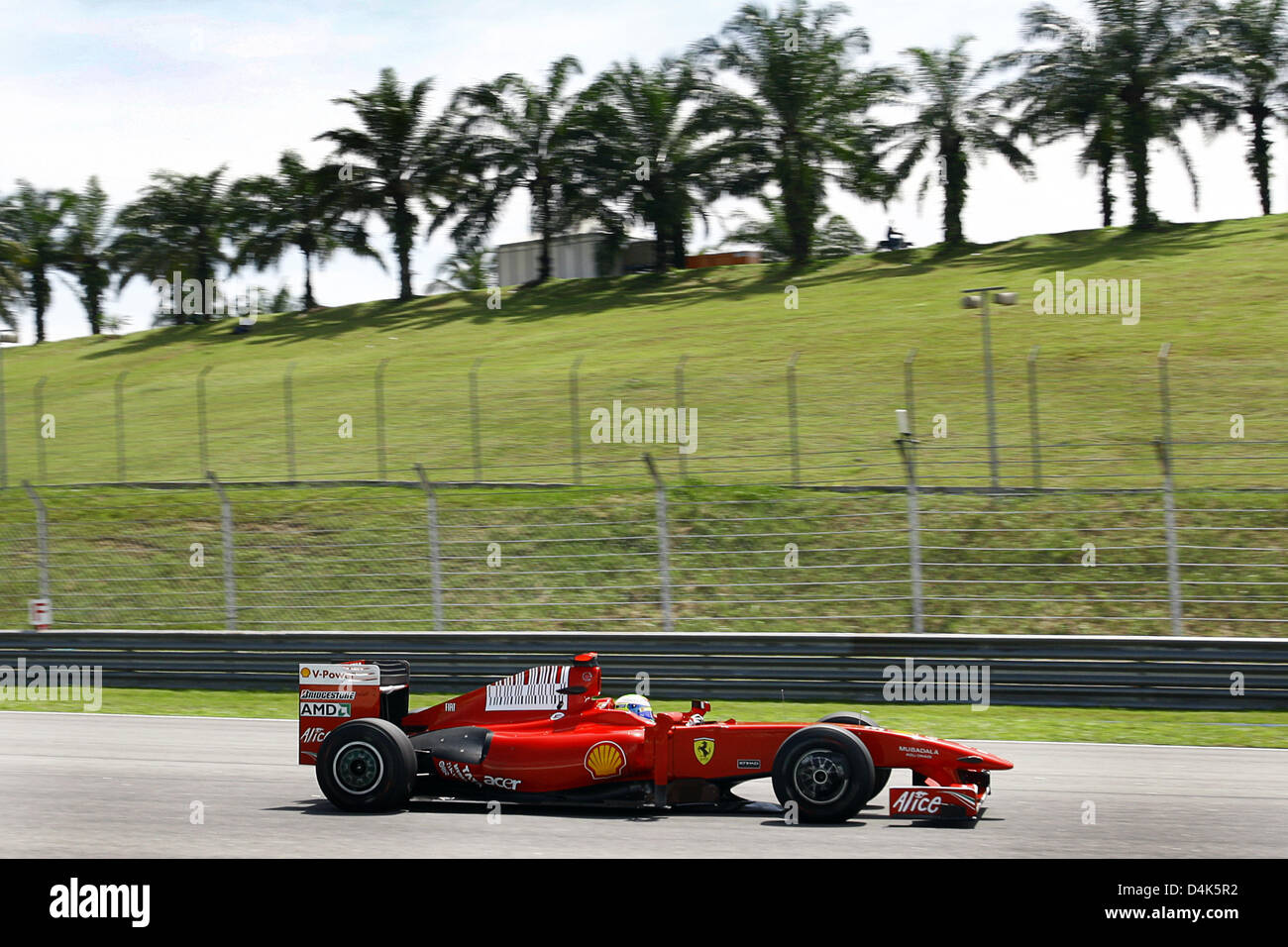 Pilote de Formule 1 brésilien Felipe Massa, de Ferrari oriente sa voiture au cours de la première formation au circuit de Sepang à la périphérie de Kuala Lumpur, Malaisie, 03 avril 2009. 2009 Le Grand Prix de Malaisie de Formule 1 aura lieu le dimanche 05 avril. Photo : Jens Buettner Banque D'Images