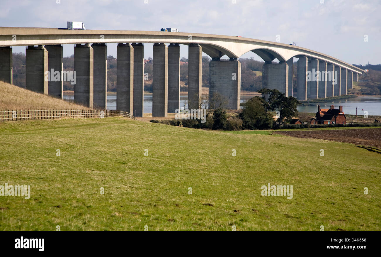 Le pont d'Orwell ouvert en 1982 porte la route nationale de l'A14 sur la rivière Orwell, Ipswich, Suffolk, Angleterre. Banque D'Images